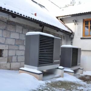 Rodinné sídlo, Chotěvice s využitím kaskády tepelných čerpadel vzduch-voda DYNAMIC Splitbox / Family residence, Chotěvice using a cascade of air-water heat pumps DYNAMIC Splitbox