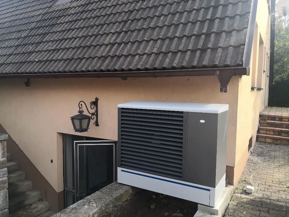 Tepelné čerpadlo PZP HEATING použité při rekonstrukci RD v obci Karlštejn / Heat pump PZP HEATING