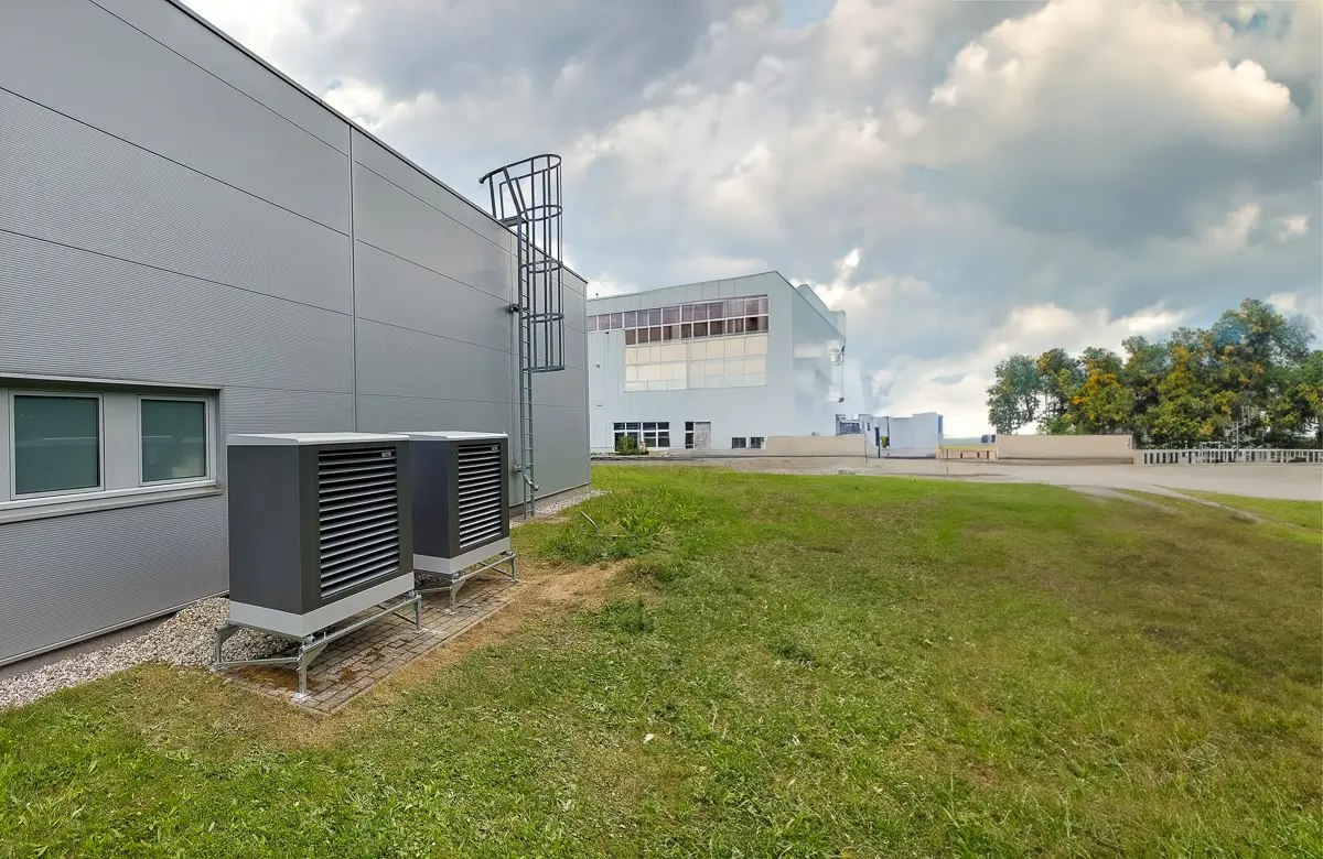 Kaskáda dvou tepelných čerpadel Air Performance, administrativní budova KERMI, Stříbro