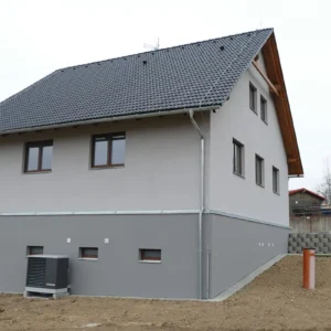 Tepelné čerpadlo PZP AWX 16 DYNAMIC bylo instalováno pro vytápění a průtokový ohřev teplé vody.
