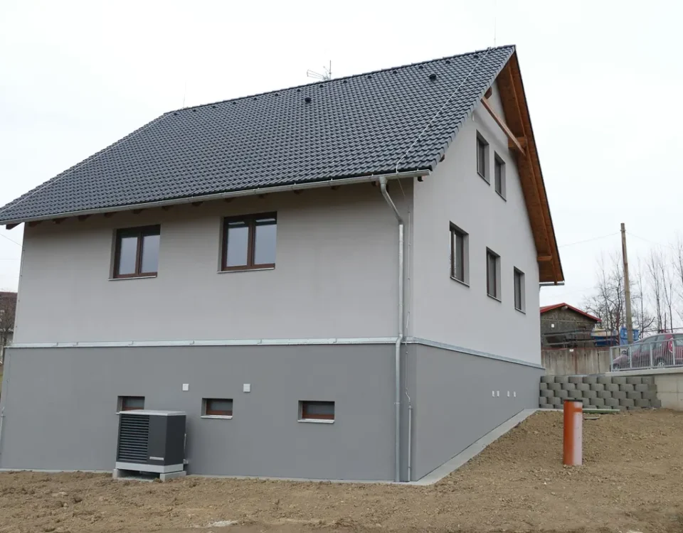 Tepelné čerpadlo PZP AWX 16 DYNAMIC bylo instalováno pro vytápění a průtokový ohřev teplé vody.