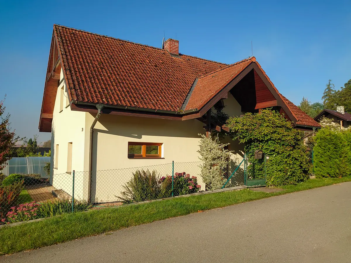 AWX R290M v Blansku: Topíme s Propanem! Instalace tepelného čerpadla vzduch-voda pro 175 m² a kombinované vytápění. Ekologie, výkon, úspory.